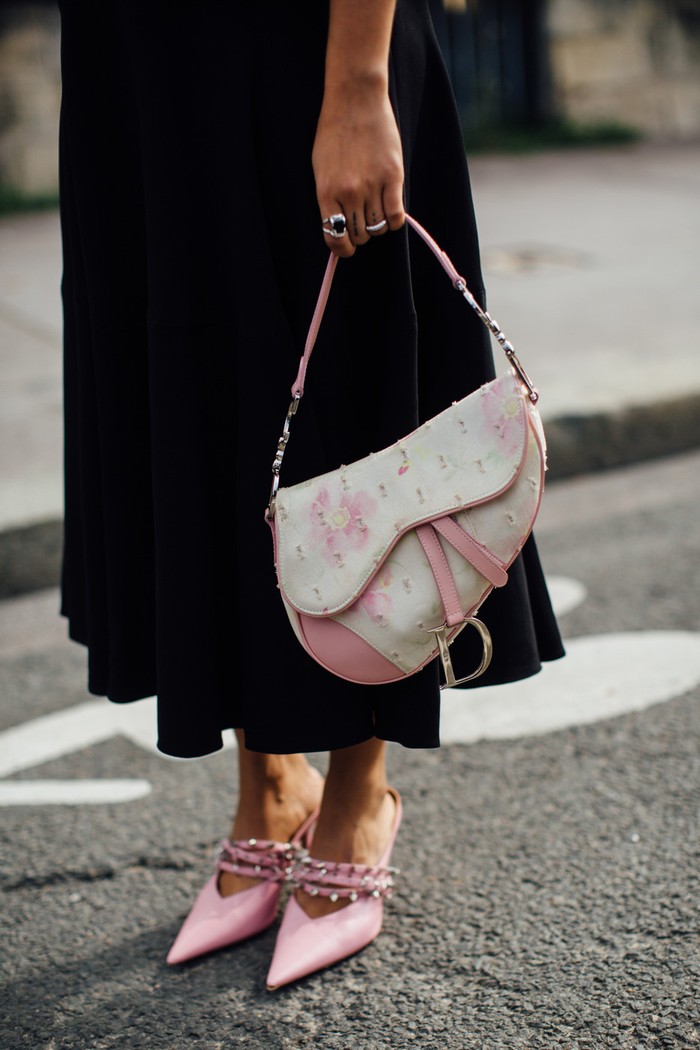 Aksesori serba warna pastel seperti blush yang berpadu dengan busana hitam menciptakan nuansa girly yang lebih elegan. Foto: livingly.com/IMAXtree