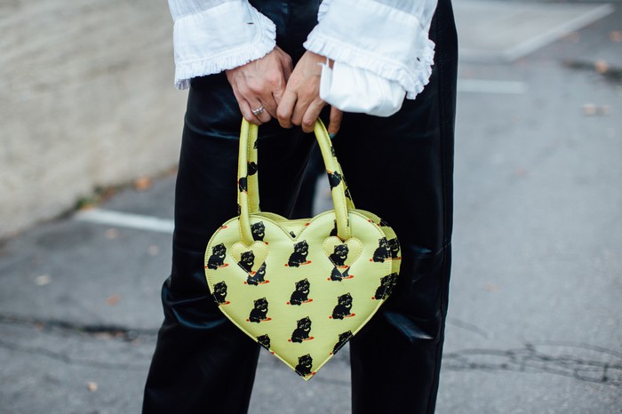 Tak selalu siluet klasik, model tas yang lebih quirky seperti bentuk hati juga dapat menjadi alternatif tampilan yang playful. Foto: livingly.com/IMAXtree