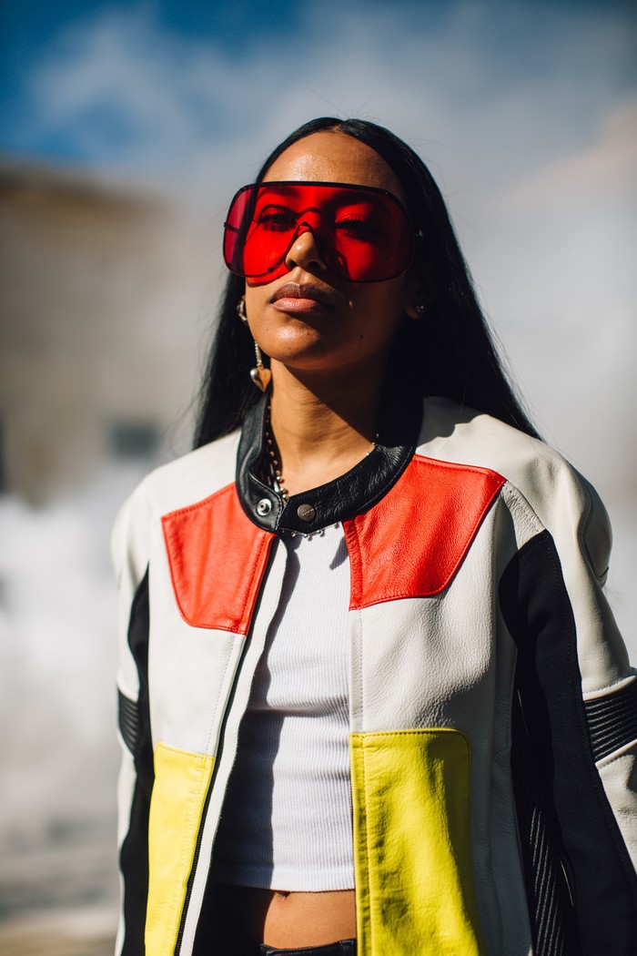 Tren sunglasses tampaknya kembali mengangakt frame berukuran besar dalam nuansa futuristik. Lupakan warna hitam, saatnya pilih warna frame yang lebih berani. Foto: livingly.com/IMAXtree