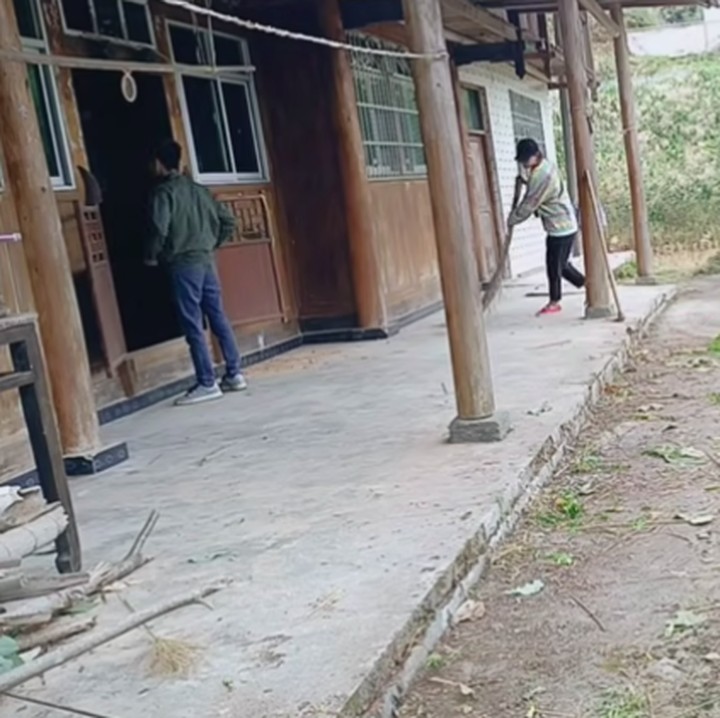 <p>Tadinya terlihat horor, tapi setelah dibersihkan rumputnya, rumahnya makin terlihat nyaman dan layak ditempati. (Foto: YouTube Daily Tika Weixun di China)</p>