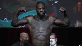 Patah Jari Tangan, Wilder Dilarang Tarung hingga April 2022