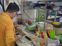 Pernah Kerja di Amerika, Chef Ini Jualan Sushi di Pasar Lama
