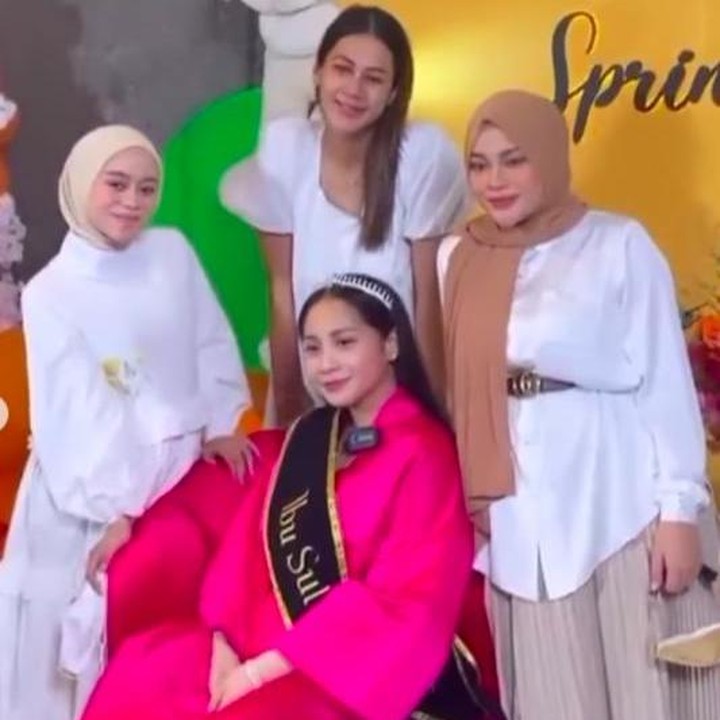 <p>Acara kemudian dilanjutkan dengan acara buka kado dan games untuk The Bumil's (Gigi, Paula Verhoeven, Lesti Kejora, dan Aurel Hermansyah). (Foto: Instagram @pencintaladygigi)</p>