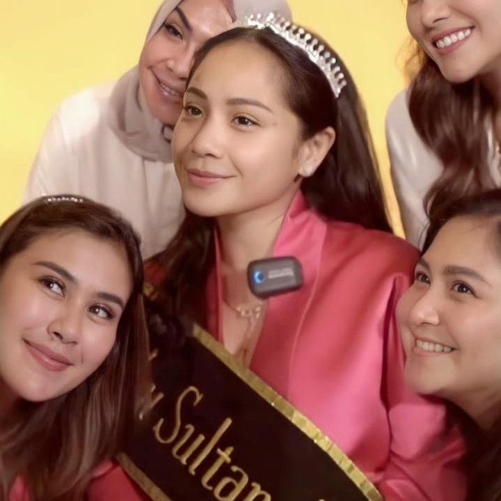 <p>Doa dari ibunda, Mama Rieta dan Mama Qanita, serta saudaranya juga menyentuh Nagita Slavina. (Foto: Instagram @pencintaladygigi)</p>