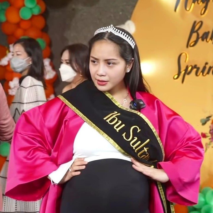 <p>Keluarga dan para sahabat kompak mengenakan pakaian serba putih. Sementara, Nagita diminta untuk mengenakan maternity kimono berwarna magenta. Selain mengenakan kimono, Nagita Slavina juga diberi selempang atau <em>sash</em> 'Ibu Sultan Andara'. (Foto: Instagram @pencintaladygigi)</p>