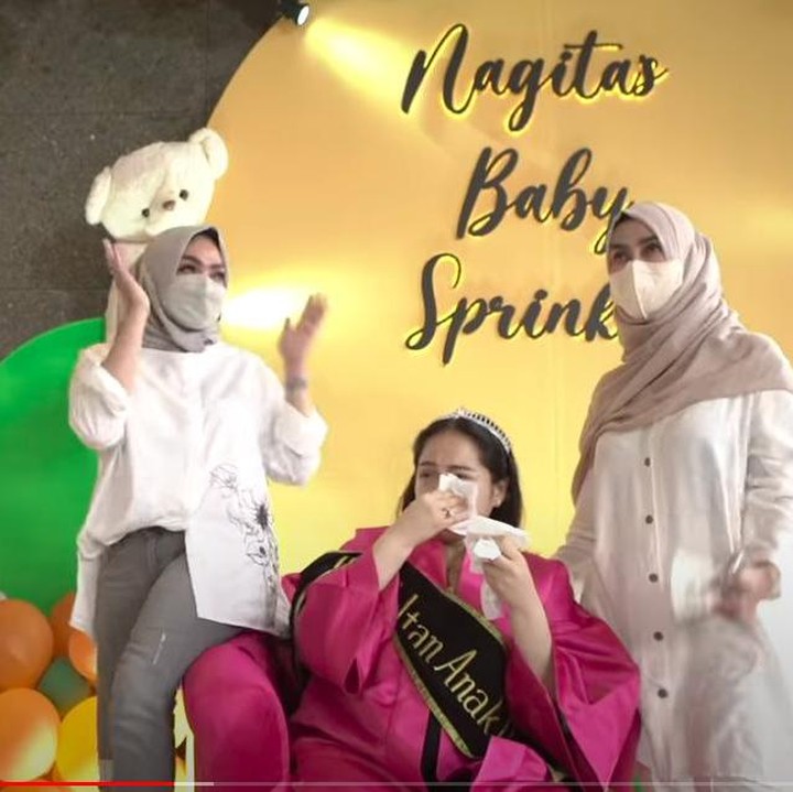 <p>Begitu acara dimulai, Nagita diputarkan sebuah klip yang berisi kenangan dan ucapan dari orang-orang terkasih tentang kehamilannya yang kedua. Nagita terharu dan menangis. (Foto: YouTube Rans Entertainment)</p>