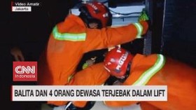 VIDEO: Balita dan 4 Orang Dewasa Terjebak Dalam Lift
