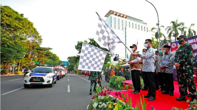 Kepala BNPB Ganip Warsito melepas Gerakan Mobil Masker secara simbolis di Gedung Balai Prajurit M. Yusuf di Makassar, Jumat (8/10).