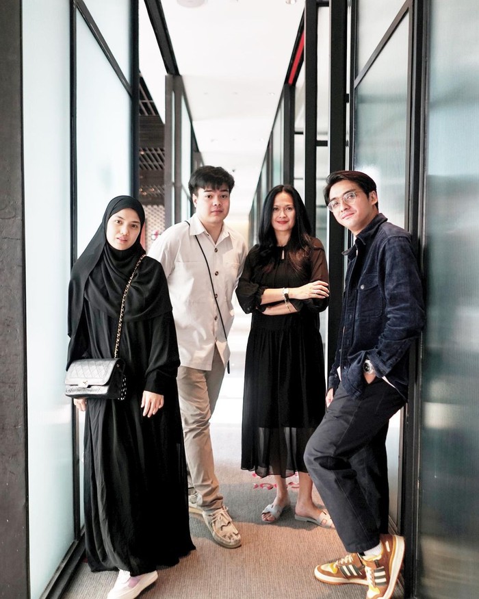 Apalagi potretnya yang tengah berfoto bersama anak dan menantunya. Siapa sangka jika perempuan yang aktif di dunia hiburan Tanah Air ini telah berubah menjadi sosok grandma. (Foto: Instagram.com/donnaharunofficial)