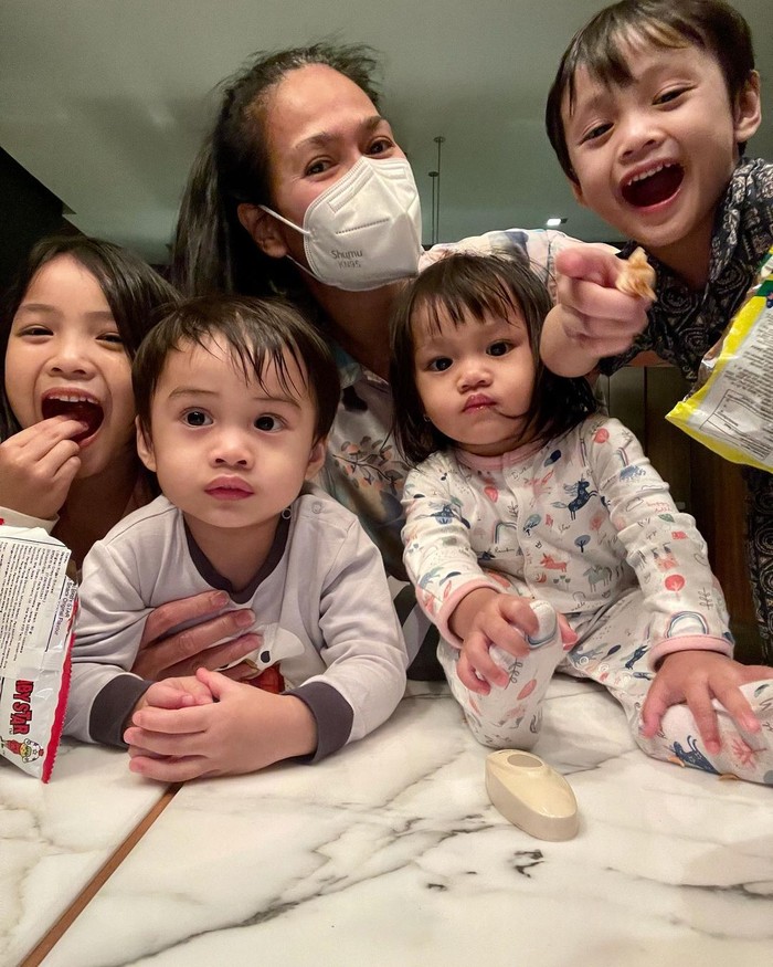 Ia telah memiliki empat cucu dari anaknya, Ricky Harun. Potret kebersamaan dirinya bersama keempat cucunya pun sering kali dibagikannya di laman Instagram. (Foto: Instagram.com/donnaharunofficial)