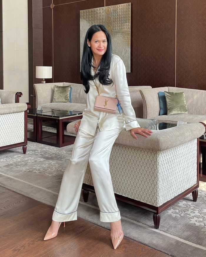 Aktris Indonesia, Donna Harun kini sudah menginjak usia 53 tahun. Di usianya yang sudah kelewat setengah abad ini, ia justru makin terlihat cantik dan awet muda. (Foto: Instagram.com/donnaharunofficial)