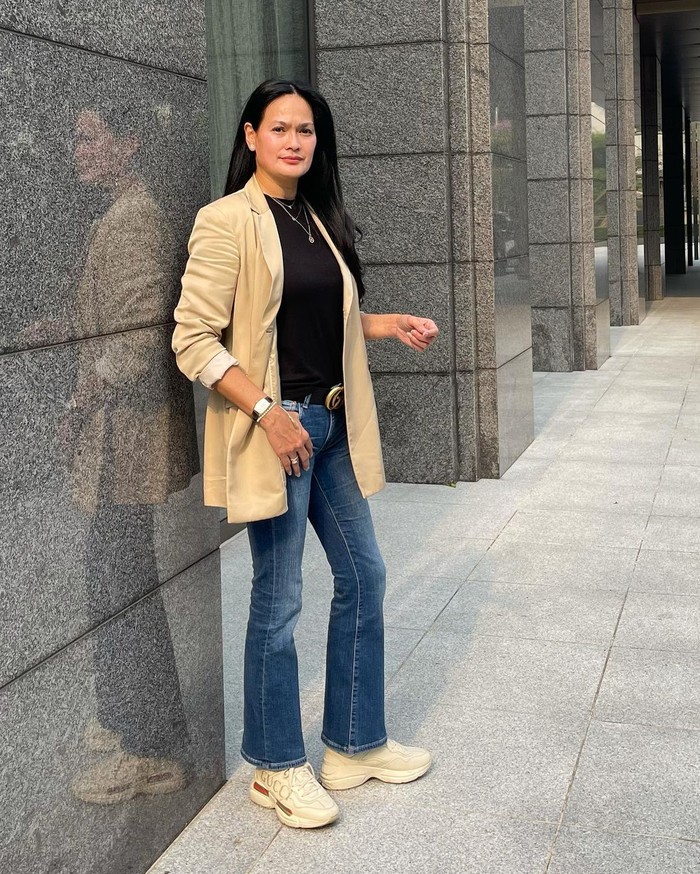 Tak hanya makin awet muda, gayanya pun makin terlihat fashionable. Bagaimana, makin takjub dengan perempuan cantik yang telah jadi grandama ini, Beauties? (Foto: Instagram.com/donnaharunofficial)