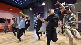 FOTO: Serunya Kelas Tari K-pop Versi Kaum Adam