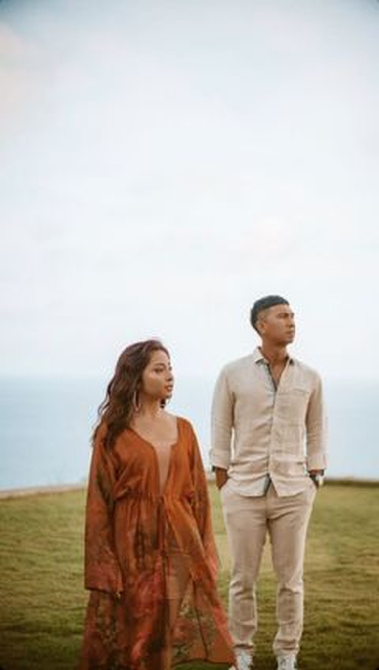 Hamil Anak Pertama, Intip Potret Bahagia Nikita Willy dan Suami Nikita Willy baru saja membagikan kabar bahagia kehamilan pertamanya dengan sang suami, Indra. Yuk kita intip potret mereka!