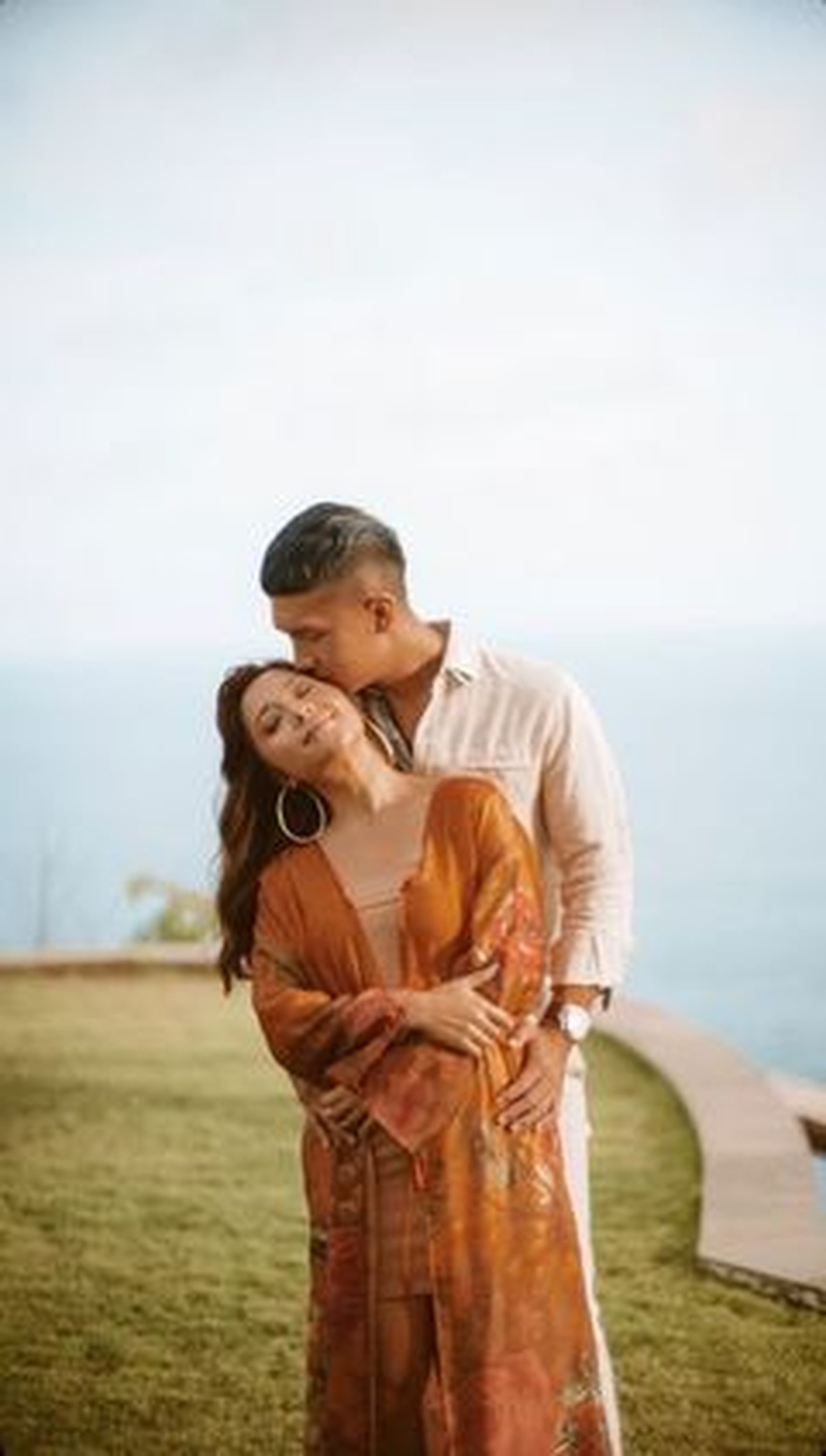 Nikita Willy baru saja membagikan kabar bahagia kehamilan pertamanya dengan sang suami&comma; Indra&period; Yuk kita intip potret mereka&excl;