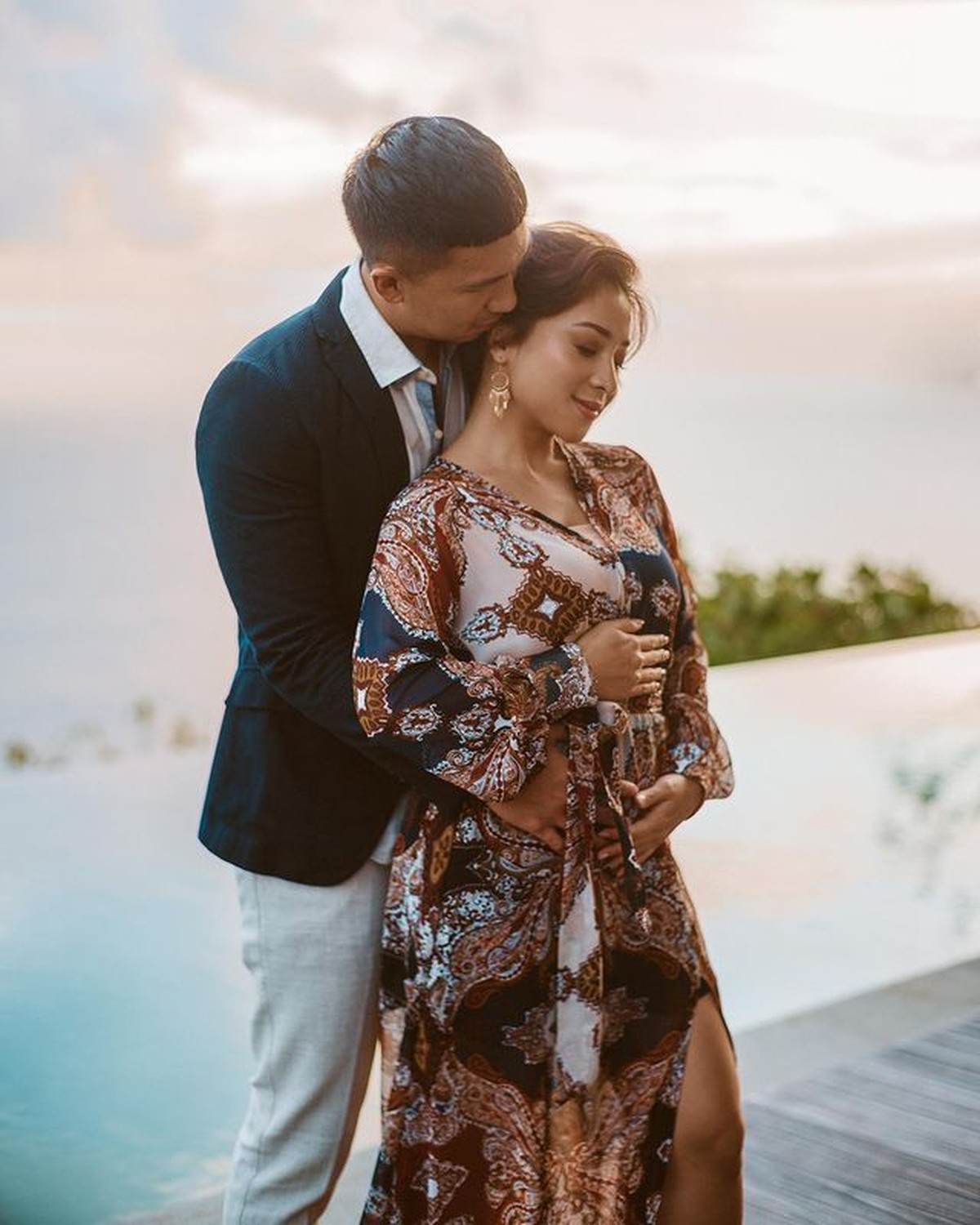 Nikita Willy baru saja membagikan kabar bahagia kehamilan pertamanya dengan sang suami&comma; Indra&period; Yuk kita intip potret mereka&excl;
