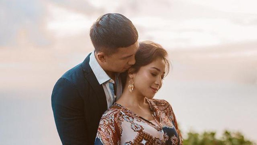 Nikita Willy baru saja membagikan kabar bahagia kehamilan pertamanya dengan sang suami, Indra. Yuk kita intip potret mereka!