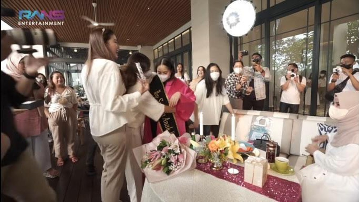 Nagita Slavina mendapatkan kejutan baby sprinkle dari keluarga dan sahabat-sahabatnya&period; Yuk kita intip momennya&excl;