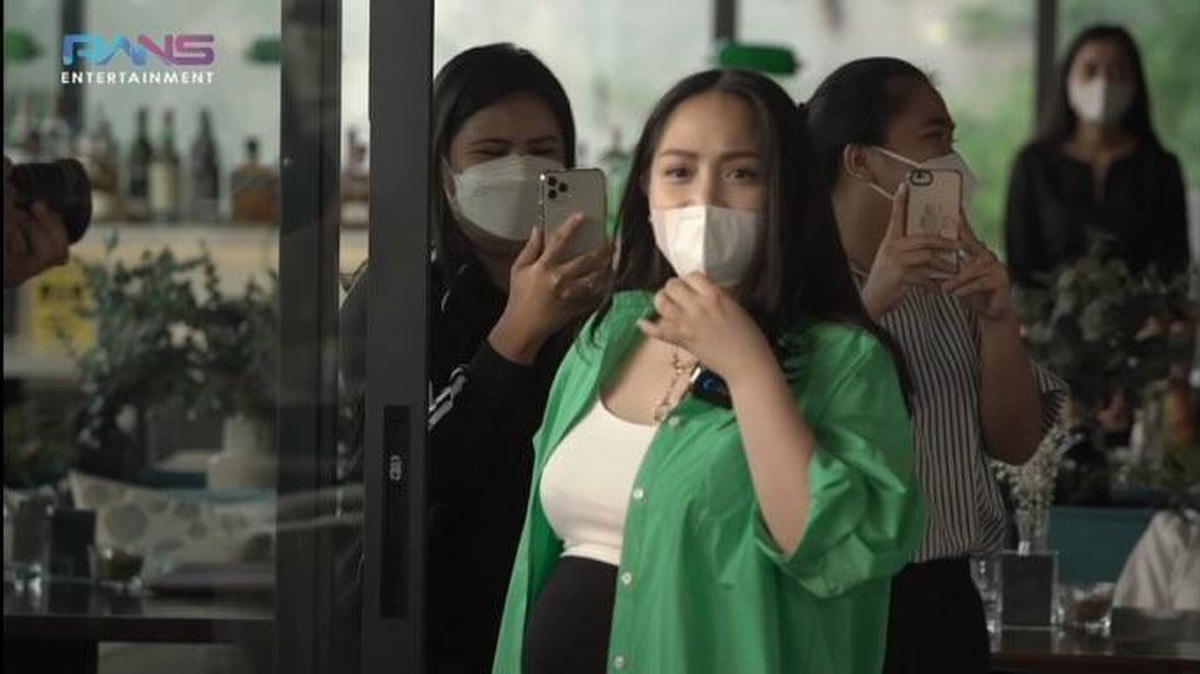 Nagita Slavina mendapatkan kejutan baby sprinkle dari keluarga dan sahabat-sahabatnya&period; Yuk kita intip momennya&excl;