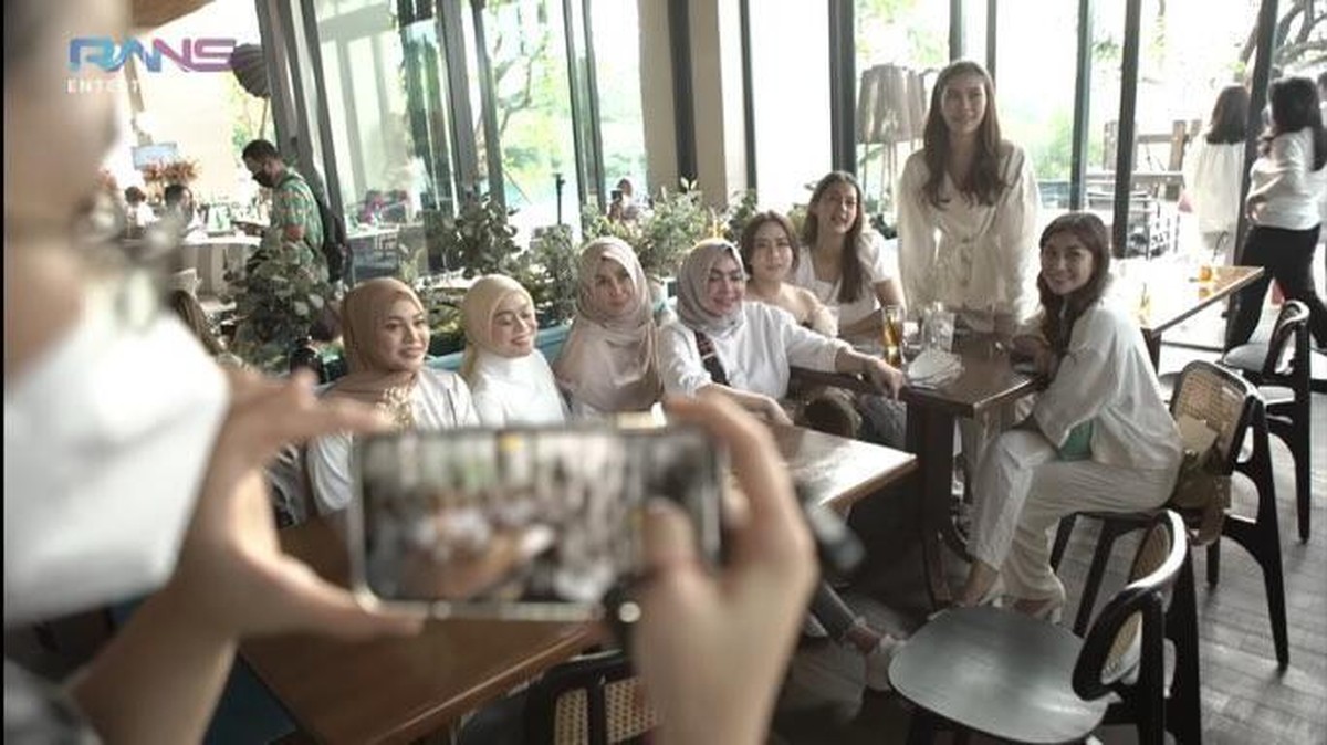 Nagita Slavina mendapatkan kejutan baby sprinkle dari keluarga dan sahabat-sahabatnya&period; Yuk kita intip momennya&excl;