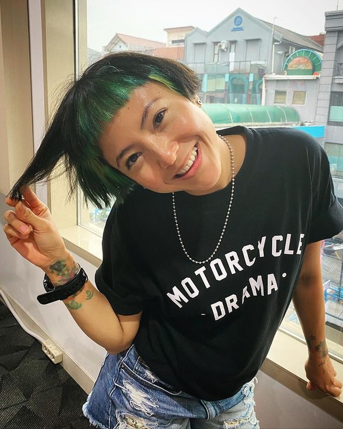 Jika ingin tampil sedikit berbeda, kamu bisa tiru gaya rambut ala Poppi Sovia nih, Beauties. Ia tampil boyish dengan rambut pendeknya. Tambahkan juga obre berwarna pada aksen poni. She looks gorgeous ya! (@popsovia)