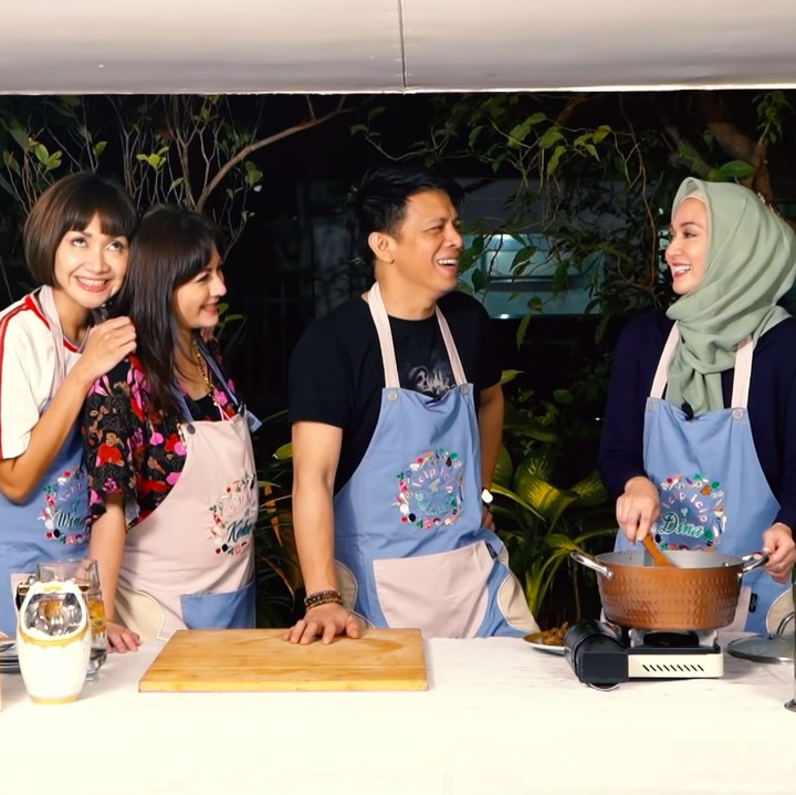 <p>Kedekatan Ariel dan Dina terlihat saat acara masak-masak yang diunggah di kanal <em>YouTube</em> <em>icip icip DinaKekeWindy</em> beberapa waktu lalu. (Foto: YouTube icip icip DinaKekeWindy)</p>