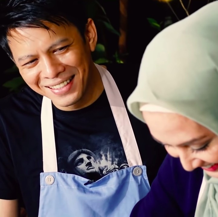 <p>Dina dan Ariel disebut-sebut akan menjadi pasangan yang serasi, Bunda. Bahkan netizen mendoakan agar keduanya berjodoh dan melanjutkan hubungan ke jenjang yang lebih serius. Gimana menurut Bunda? (Foto: YouTube icip icip DinaKekeWindy)</p>