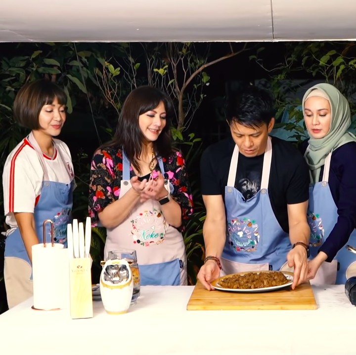<p>Ketika memasak, Keke dan Windy kerap menggoda Dina dan Ariel tentang pernikahan nih, Bunda. (Foto: YouTube icip icip DinaKekeWindy)</p>