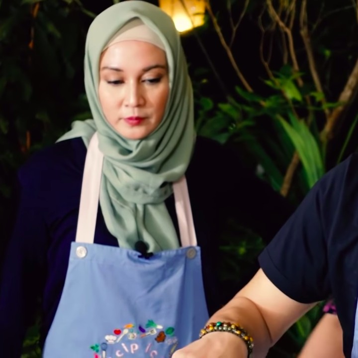 <p>Siapapun sosok yang dekat dengan Ariel Noah pasti menarik perhatian, Bunda. Salah satunya adalah artis Dina Lorenza. (Foto: YouTube icip icip DinaKekeWindy)</p>