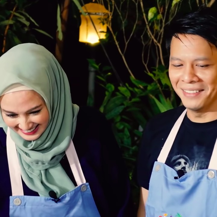 <p>Enggak hanya itu, Dina dan Ariel juga terlihat malu-malu saat sedang di posisi bersebelahan. (Foto: YouTube icip icip DinaKekeWindy)</p>
