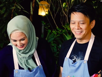 5 Potret Momen Dina Lorenza Masak Bareng Ariel Noah, Netizen Doakan Berjodoh