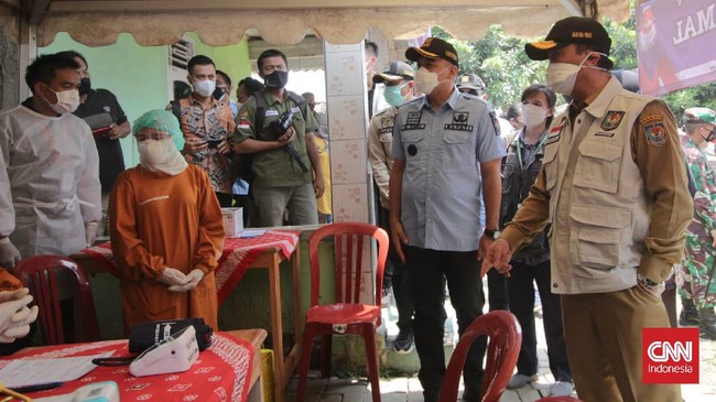 Muhammad Sofa bertarung dengan istrinya, Udriah dalam pemilihan Kepala Desa (Pilkades) Mekar Kondang, Kecamatan Sukadiri, Kabupaten Tangerang.