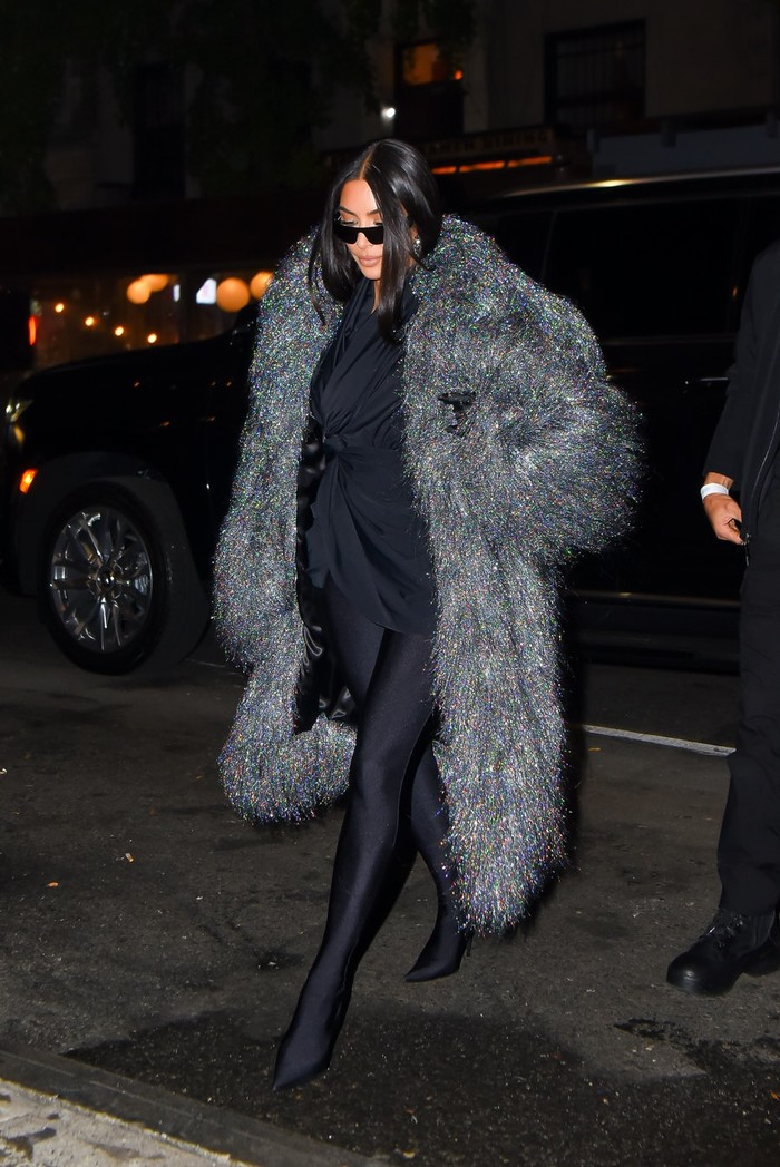 Kim tampil glamor mengenakan coat berbahan faux fur yang dikenakan bersama dress dan boots hitam saat pergi makan malam bersama produser SNL. Foto: Robert Kamau/GC Images/Getty Images