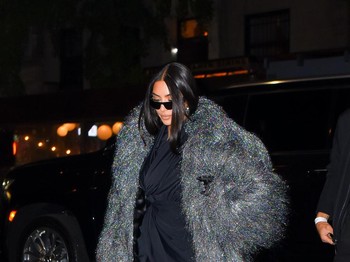 Selepas syuting SNL, ia pergi meninggalkan lokasi acara mengenakan catsuit dan feathers coat! Foto: Getty Images