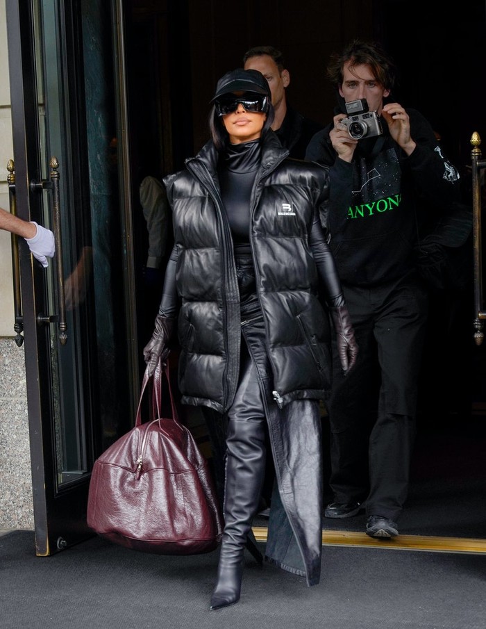 Kim telah mengenal Demna Gvasalia, perancang Balenciaga, sejak masih menikah dengan Kanye West. Kini ibu dari 4 anak ini tampil hypebeast mengenakan baju bergaya sporty. Foto: Gotham/GC Images