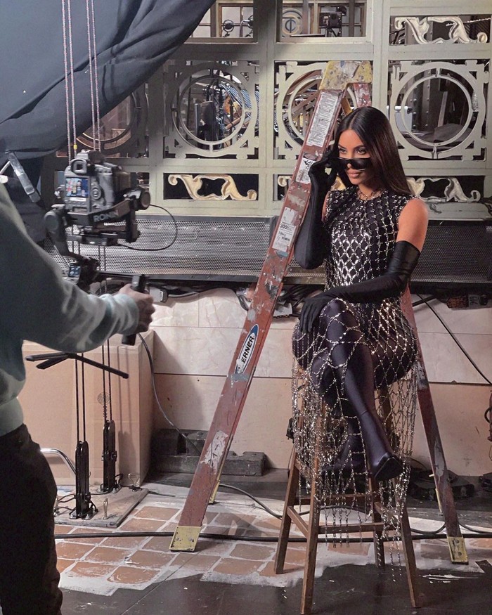 Dipercaya menjadi host dari Saturday Night Live (SNL), Kim Kardashian mengenakan gaun jaring dari rumah mode Balenciaga dalam sebuah sesi foto promosi. Foto: Instagram Kim Kardashian