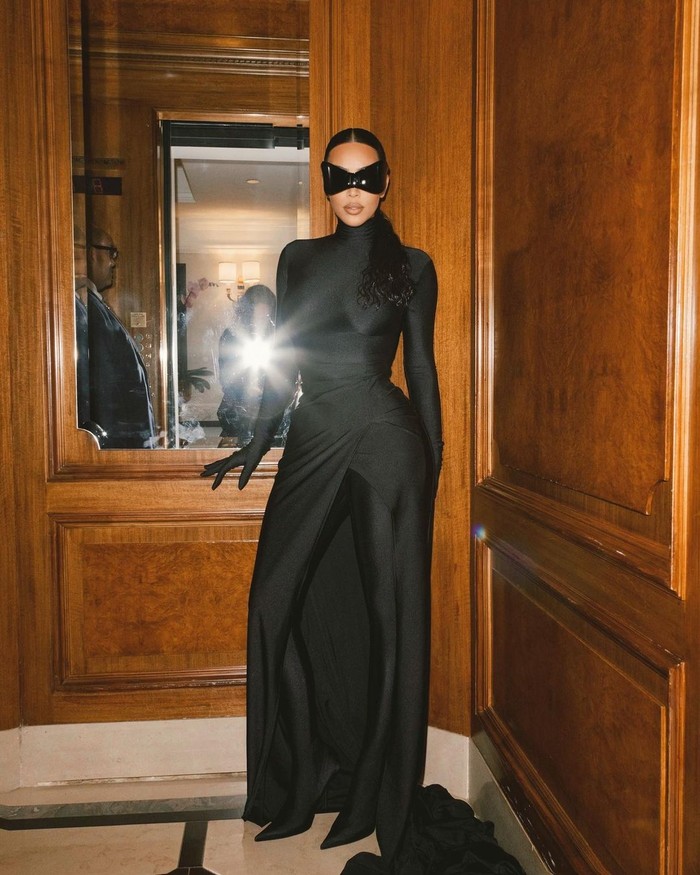 Ketika menghadiri acara after party dari Met Gala, ia tampil bak karakter superhero dengan mengenakan eye mask. Foto: Instagram Kim Kardashian