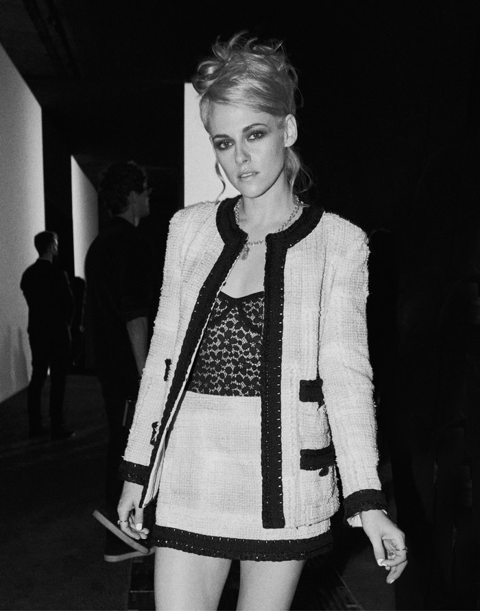 Setelan rok dengan gaya rambut updo yang berkesan retro chic jadi tema gaya Kristen Stewart kala menonton peragaan Chanel. Foto: Courtesy of Chanel