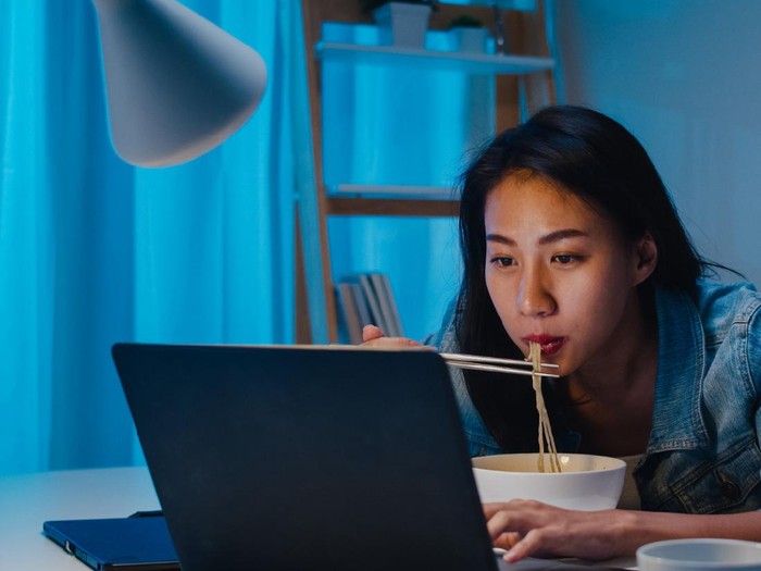 Makan sebelum tidur bisa membuat perut menjadi buncit