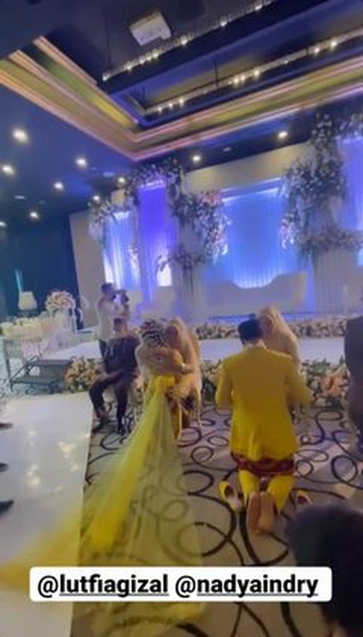 Lutfi Agizal resmi menikahi sang kekasih Nadya Indri di kawasan hotel mewah di Jakarta&period; Yuk kita intip momennya&excl;