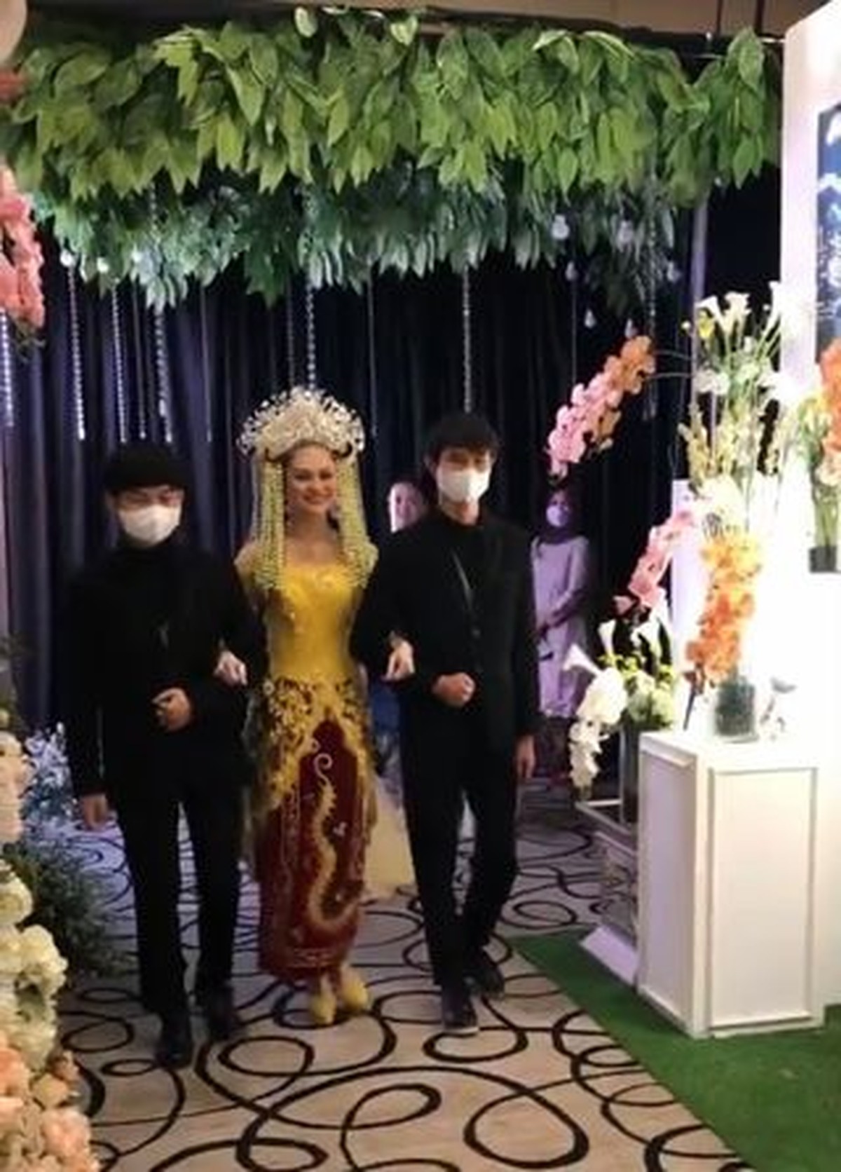 Lutfi Agizal resmi menikahi sang kekasih Nadya Indri di kawasan hotel mewah di Jakarta&period; Yuk kita intip momennya&excl;