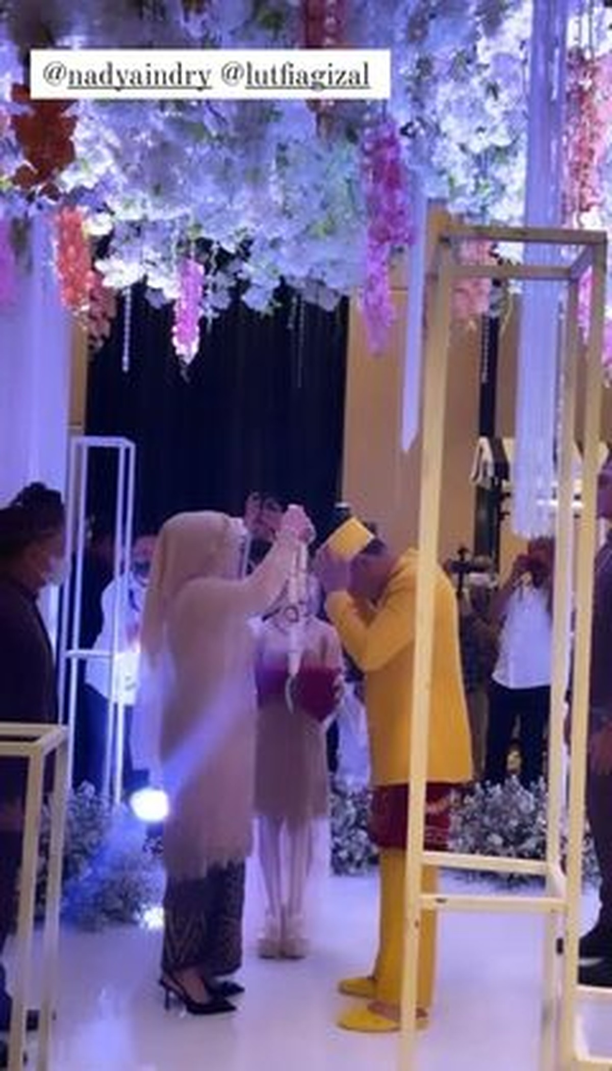Lutfi Agizal resmi menikahi sang kekasih Nadya Indri di kawasan hotel mewah di Jakarta&period; Yuk kita intip momennya&excl;