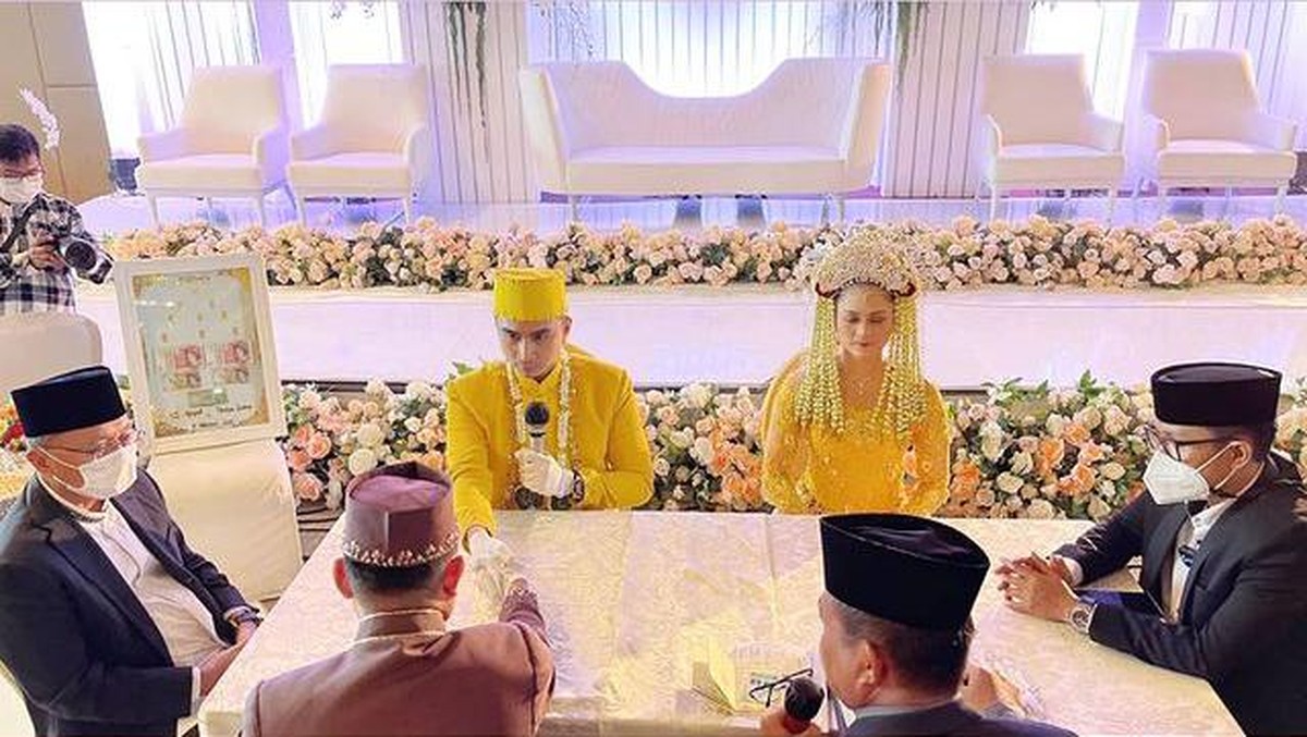 Lutfi Agizal resmi menikahi sang kekasih Nadya Indri di kawasan hotel mewah di Jakarta&period; Yuk kita intip momennya&excl;