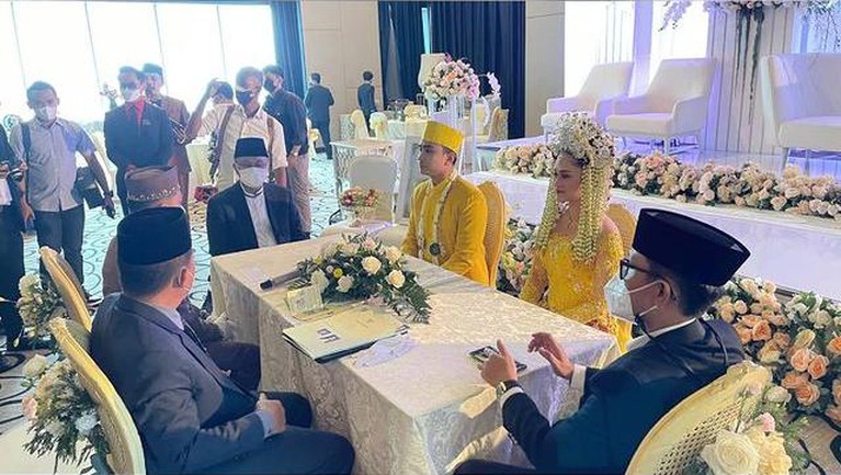 Momen Pernikahan Lutfi Agizal & Nadya Indri yang Jadi Sorotan Lutfi Agizal resmi menikahi sang kekasih Nadya Indri di kawasan hotel mewah di Jakarta. Yuk kita intip momennya!