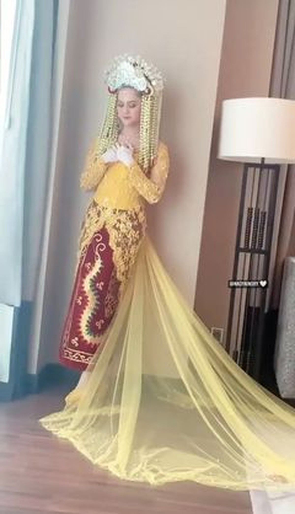 Lutfi Agizal resmi menikahi sang kekasih Nadya Indri di kawasan hotel mewah di Jakarta&period; Yuk kita intip momennya&excl;