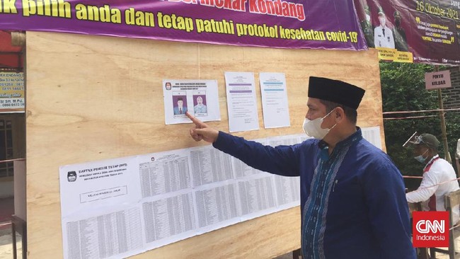 Pilkades Mekar Kondang, Tangerang dimenangkan oleh Mohammad Sofa. Dia mengalahkan Udriah, calon penantang yang merupakan istrinya sendiri