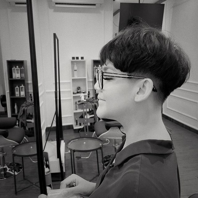 Penampilan Terbaru Sissy Priscillia dengan Rambut Cepak Jadi Sorotan Penampilan Terbaru Sissy Priscillia dengan Rambut Cepak Jadi Sorotan