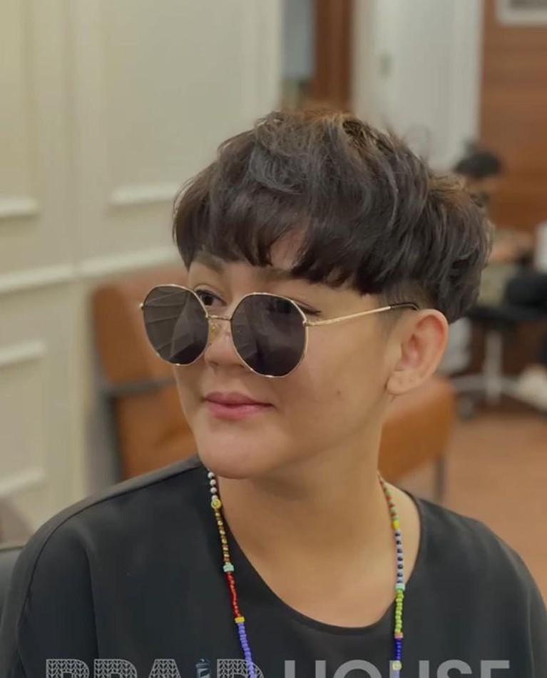 Penampilan Terbaru Sissy Priscillia dengan Rambut Cepak Jadi Sorotan Penampilan Terbaru Sissy Priscillia dengan Rambut Cepak Jadi Sorotan