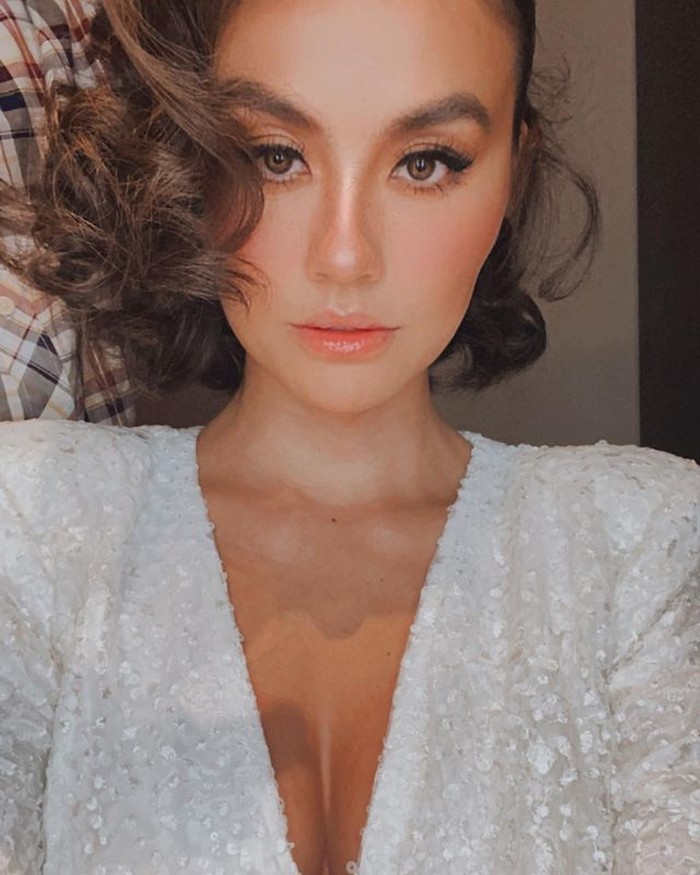 Penyanyi multi talenta, Agnez Mo juga tampil berbeda dengan gaya rambut curly bob nya. Kamu juga bisa menirunya dengan memberikan efek curl dengan catokan, lalu rapikan rambut dengan jari agar terlihat natural. (@agnezmo)