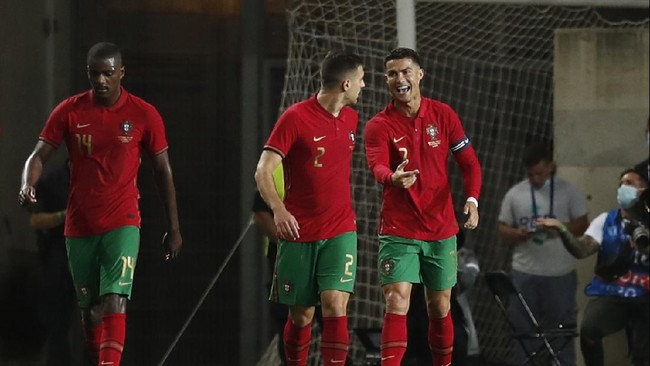 Diogo Dalot yang menunjukkan wajah datar saat berfoto dengan Cristiano Ronaldo di timnas Portugal viral di media sosial.